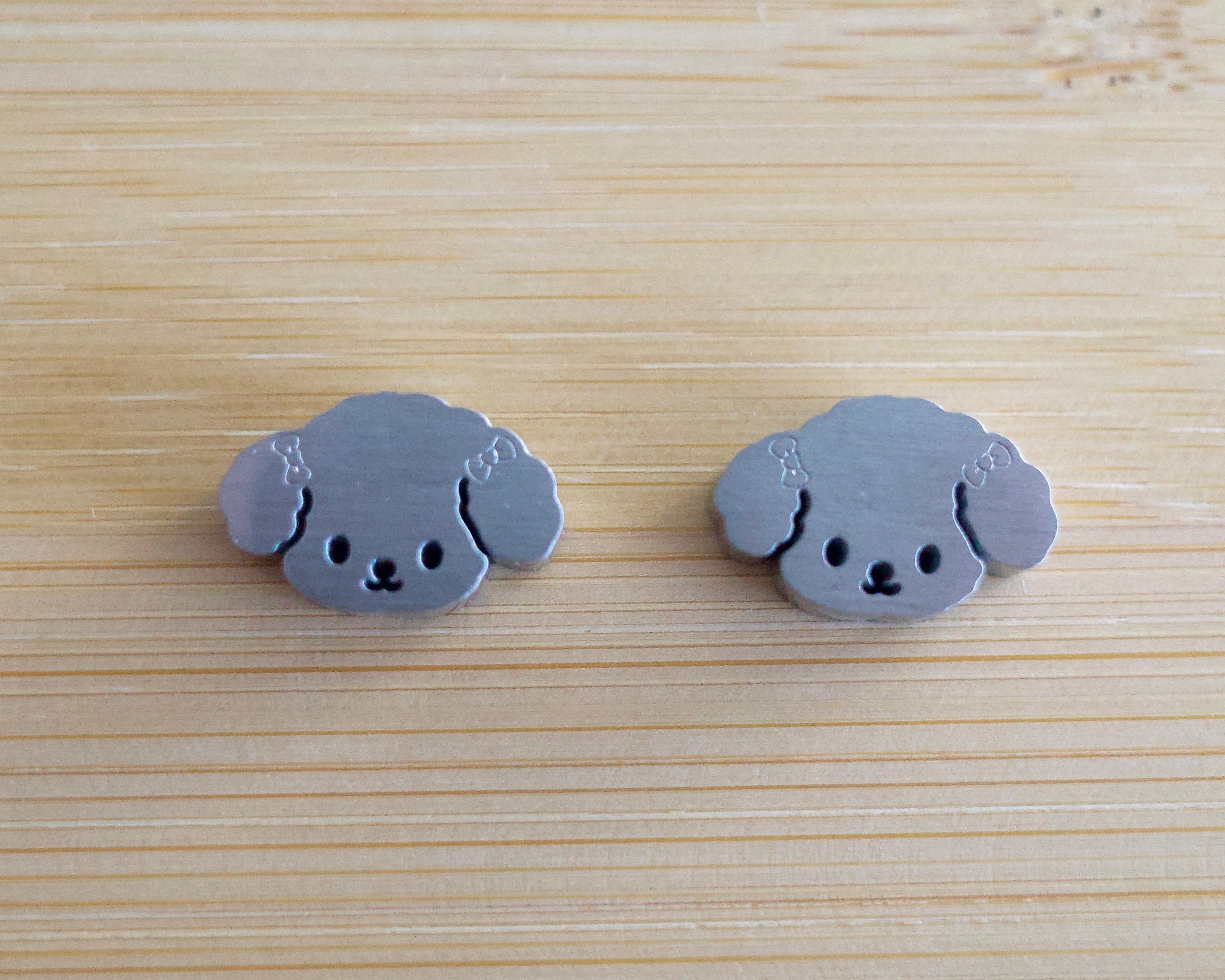 dog with bow sifter beads (set of 2) (satin finish)